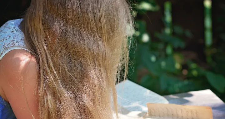 djevojčica, djevojka, pisanje, pismo, pisma/Pixabay