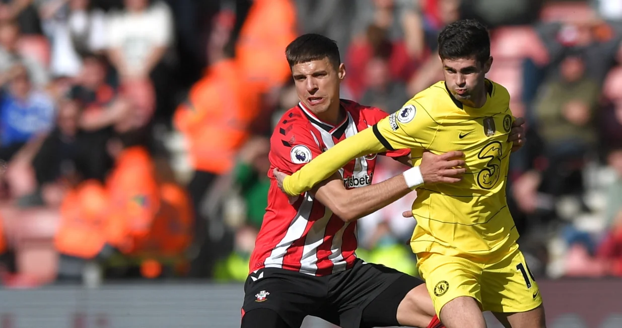 epa09880515 Chelsea's Christian Pulisic (R) in action against Southampton's Valentino Livramento (L) during the English Premier League soccer match between Southampton FC and Chelsea FC in Southampton, Britain, 09 April 2022. EPA/VINCENT MIGNOTT EDITORIAL USE ONLY. No use with unauthorized audio, video, data, fixture lists, club/league logos or 'live' services. Online in-match use limited to 120 images, no video emulation. No use in betting, games or single club/league/player publications