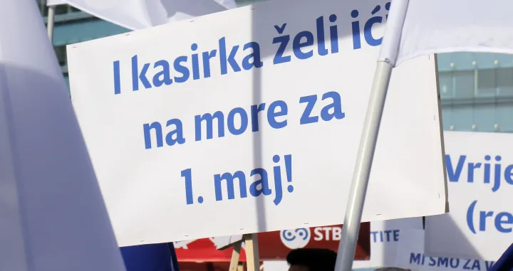Članovi Sindikata radnika trgovine Bosne i Hercegovine (STBIH) protesti pod nazivom Kada smo mi na redu?/Senad Gubelić