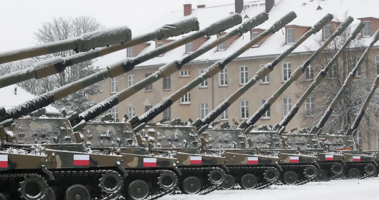 epa10361913 Korean K9 self-propelled howitzers for Polish Army soldiers on display at the base of the 11th Mazurian Artillery Regiment in Wegorzewo, northern Poland, 12 December 2022. EPA/Tomasz Waszczuk POLAND OUT/Tomasz Waszczuk