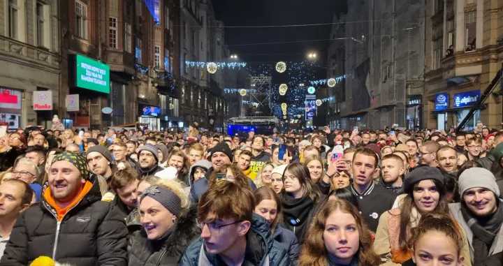 Sarajevo, BIH - 01. januar 2023.: Hiljade građana i turista uz spektakularan koncert ispred Vječne vatre u Sarajevu, gdje je upriličen javni doček, u&scaron;lo je u 2023. godinu uz spektakularan vatromet. (Nihad Ibrahimkadic - Anadolu Agency)/�