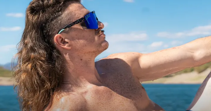 Naprijed 'biznis' a nazad 'dernek', popularne 'fudbalerke' su ponovo u modi/Youtube Screenshot/