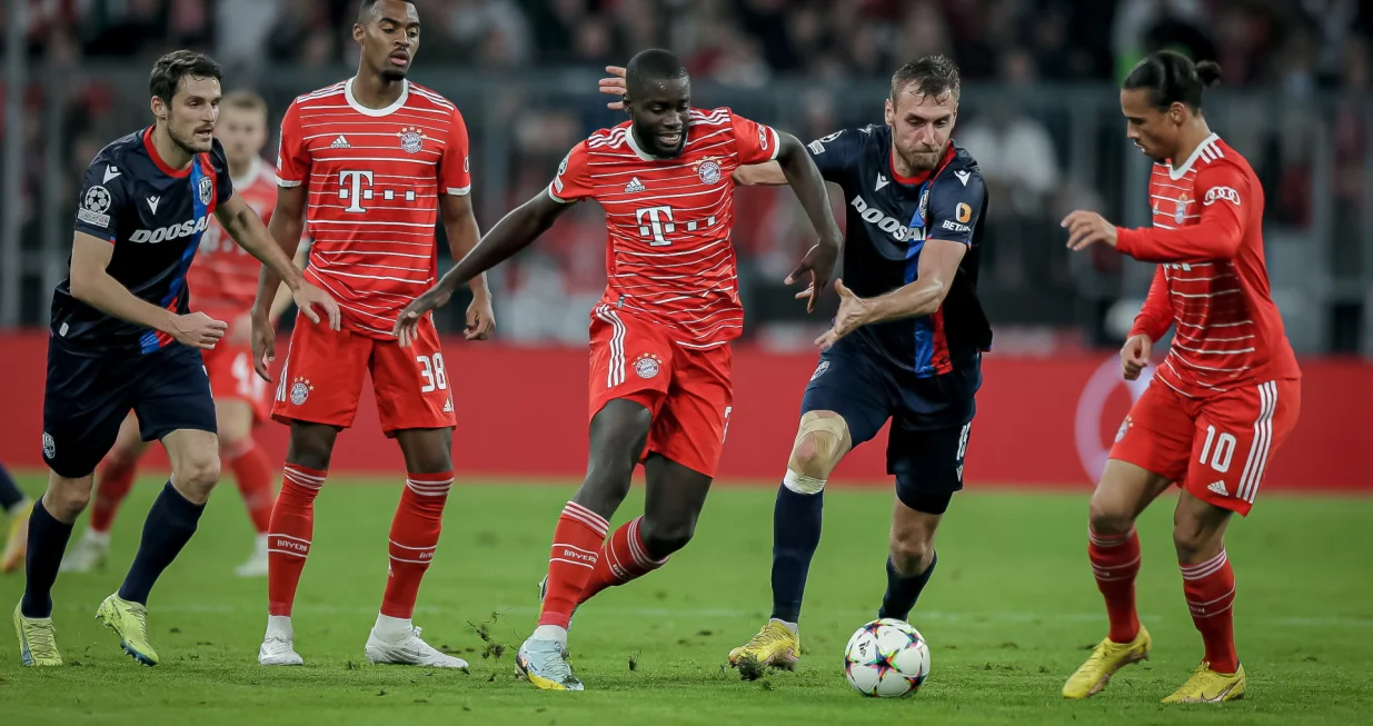 epa10223472 Dayot Upamecano (C) of Munich in action during the UEFA Champions League group C soccer match between Bayern Munich and FC Viktoria Plzen in Munich, Germany, 04 October 2022. EPA/LEONHARD SIMON