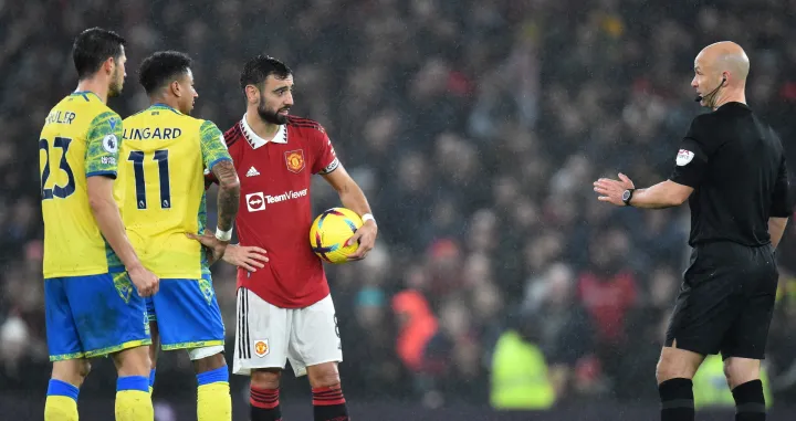 epa10379506 Referee Anthony Taylor (R) speaks to Bruno Fernandes of Manchester United, Jesse Lingard of Nottingham Forest and Remo Freuler (L) of Nottingham Forest during the English Premier League soccer match between Manchester United and Nottingham Forest in Manchester, Britain, 27 December 2022. EPA/Peter Powell EDITORIAL USE ONLY. No use with unauthorized audio, video, data, fixture lists, club/league logos or 'live' services. Online in-match use limited to 120 images, no video emulation. No use in betting, games or single club/league/player publications