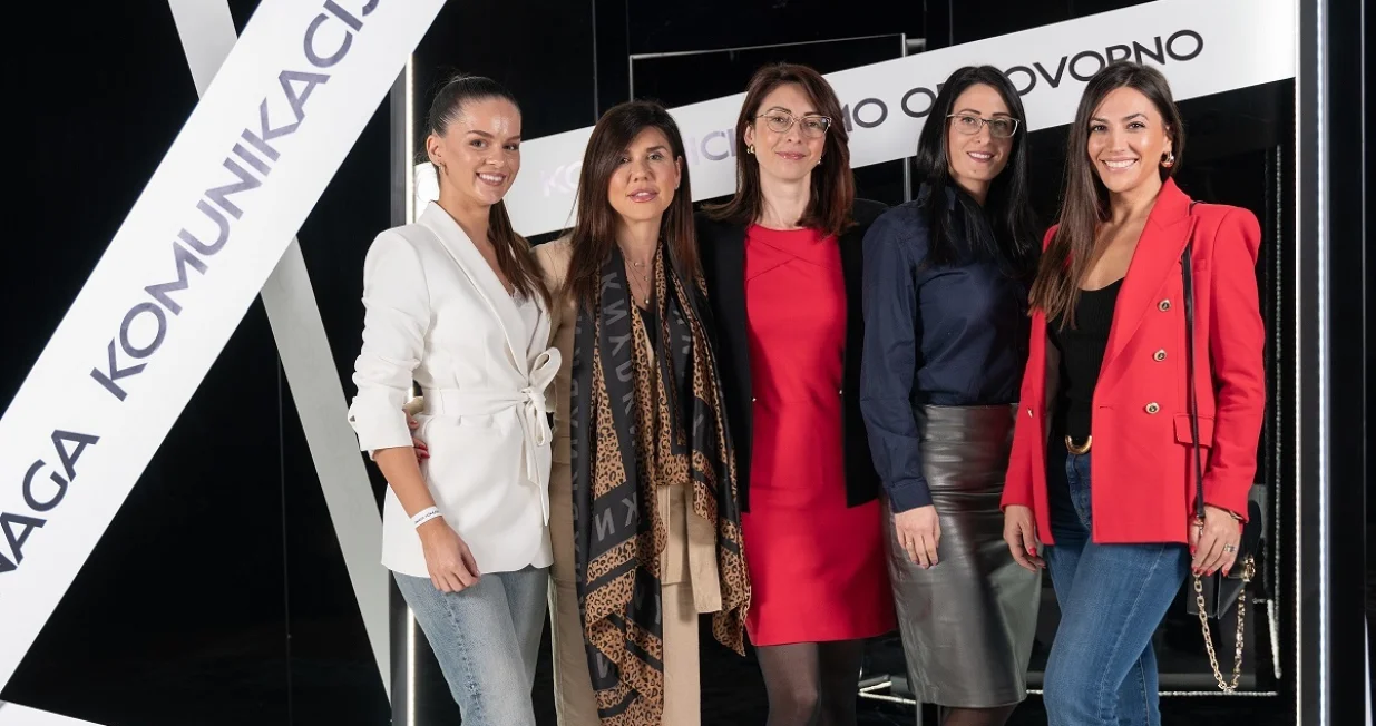 / Woman com kon/Marko Jovancic