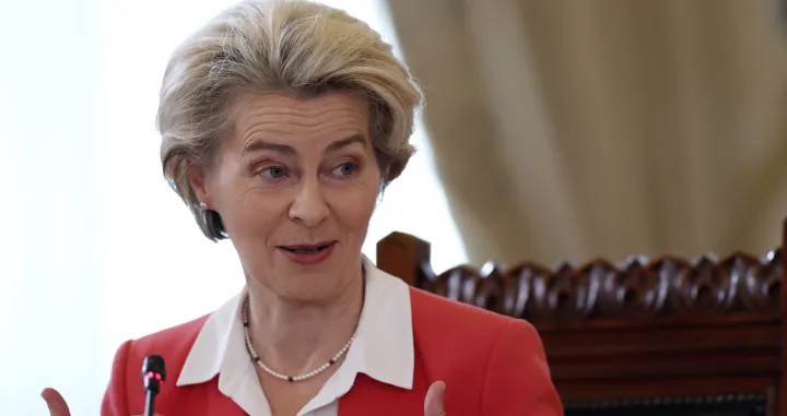 epa10369678 European Commission President Ursula von der Leyen delivers her speech during a plenary session held before the signing ceremony of the Strategic Partnership Agreement for the development and transport of Green Energy between Azerbaijan, Georgia, Hungary and Romania, at Cotroceni Presidential Palace in Bucharest, Romania, 17 December 2022. EPA/ROBERT GHEMENT/Robert Ghement