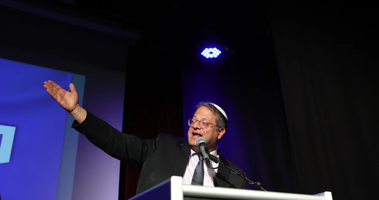 epa10261768 Far right Israeli parliament member and leader of Otzma Yehudit (Jewish power) Itamar Ben Gvir speaks during an election campaign event in Tel Aviv, Israel, 23 October 2022. Itamar Ben Gvir's party ‏and his partner Bezalel Smotrich party are gaining more supporters in the Israeli general election polls prediction. Israelis will vote in general election on 01 November 2022. EPA/ABIR SULTAN/Abir Sultan