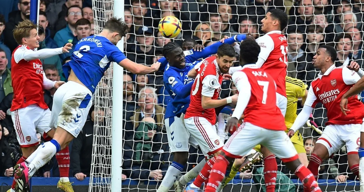 epa10447333 Everton's James Tarkowski (2-nd L) scores the opener goal for 1-0 lead against Arsena lduring the English Premier League soccer match between Everton FC and Arsenal London in Liverpool, Britain, 04 February 2023. EPA-EFE/Peter Powell EDITORIAL USE ONLY. No use with unauthorized audio, video, data, fixture lists, club/league logos or 'live' services. Online in-match use limited to 120 images, no video emulation. No use in betting, games or single club/league/player publications
