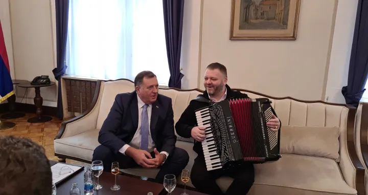 САРАЈЕВО, 18. ОКТОБРА /СРНА/ - Српски члан Предсједништва БиХ Милорад Додик данас је у свој кабинет у зграду Предсједништва БиХ у Сарајеву довео хармоникаша, како је раније и најавио.<br><br>/СРНА
