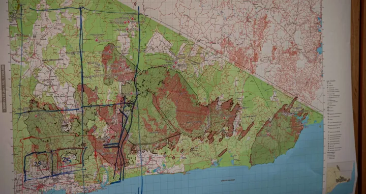 epa08098194 A map showing bushfires is seen at the Bairnsdale relief and co-ordination Centre in Bairnsdale, Victoria, Australia, 01 January 2020. More than half a million hectares have been burnt in Victoria's destructive East Gippsland fires. According to reports, at least 17 people have died and thousands have been evacuated due to catastrophic bushfires. EPA/JASON EDWARDS/POOL AUSTRALIA AND NEW ZEALAND OUT/Jason Edwards/Pool