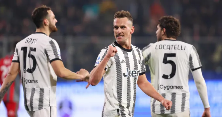 epa10389489 Juventus's Arkadiusz Milik (C) celebrates with his teammates Federico Gatti (L) and Manuel Locatelli (R) after scoring the opening goal during the Italian Serie A soccer match US Cremonese vs Juventus FC at Giovanni Zini stadium in Cremona, Italy, 04 January 2023. EPA/SIMONE VENEZIA