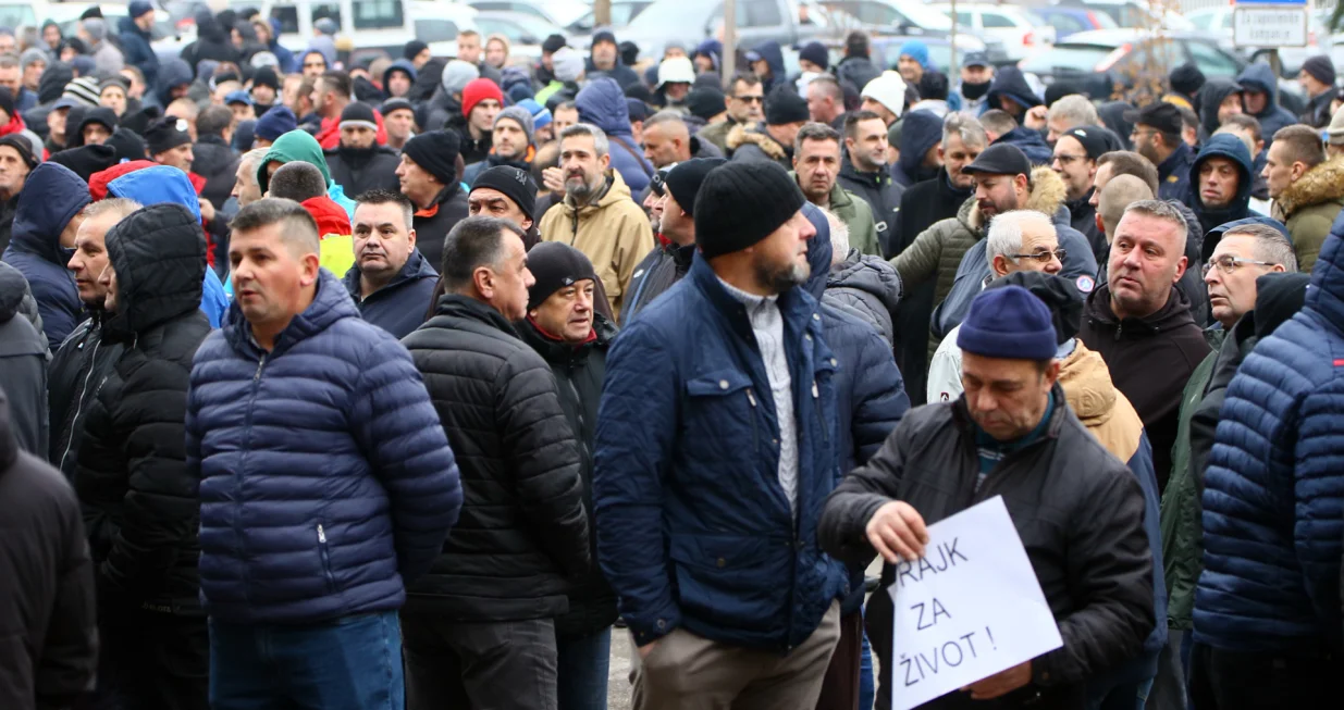 protest radnika ArcelorMittala ispred ispred upravne zgrade u Zenici/Muhamed Tunović