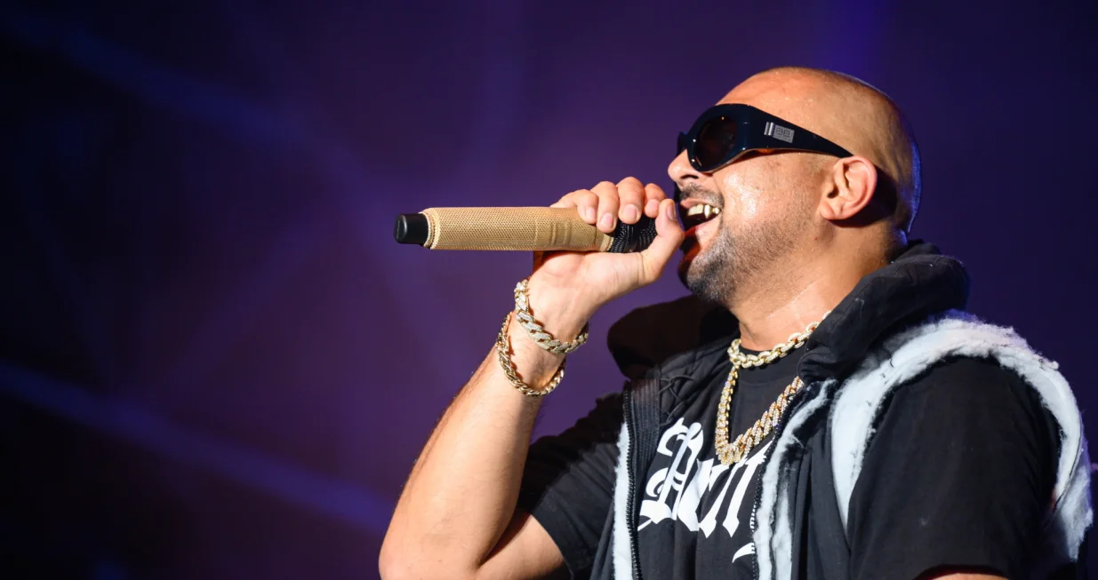 epa10130077 Jamaican singer and songwriter Sean Paul performs during his concert at Strand Festival in Zamardi, Lake Balaton, Hungary, 19 August 2022 (issued 20 August 2022) EPA/TAMAS VASVARI HUNGARY OUT/Tamas Vasvari