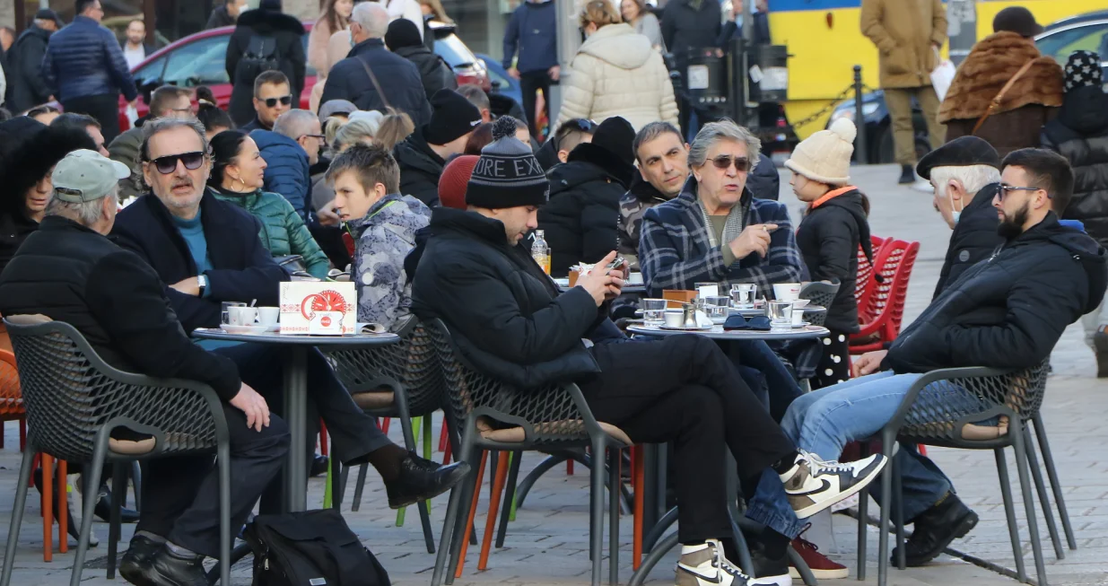 Vijest u objektivu sunčano vrijeme &scaron;etnja ba&scaron;te turisti/Senad Gubelić