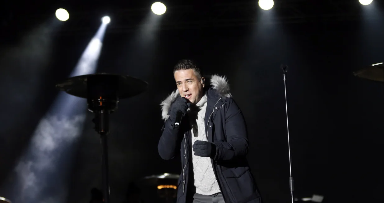 epa08096842 Serbian singer Zeljko Joksimovic performs on stage during the New Year celebrations in Sarajevo, Bosnia and Herzegovina, 31 December 2019. EPA/FEHIM DEMIR/Fehim Demir