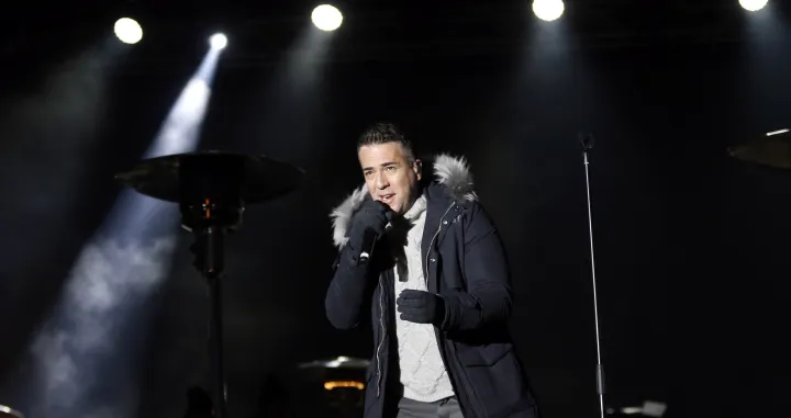 epa08096842 Serbian singer Zeljko Joksimovic performs on stage during the New Year celebrations in Sarajevo, Bosnia and Herzegovina, 31 December 2019. EPA/FEHIM DEMIR/Fehim Demir