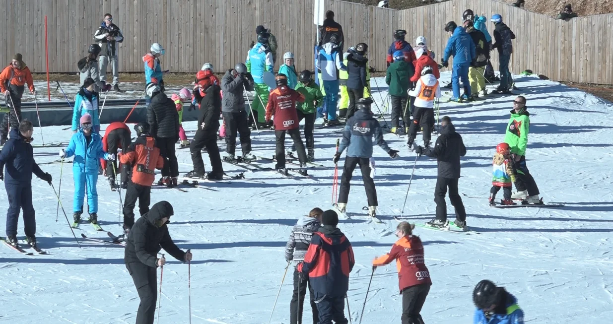 veliki broj ljubitelja skijanja jučer na Jahorini/