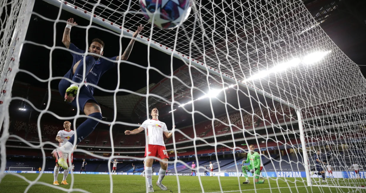 epa08611633 Neymar of PSG (L) and Lukas Klostermann of RB (C) react after the 3-0 during the UEFA Champions League semi final match between RB Leipzig and Paris Saint Germain in Lisbon, Portugal, 18 August 2020. EPA/Manu Fernandez/POOL