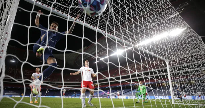 epa08611633 Neymar of PSG (L) and Lukas Klostermann of RB (C) react after the 3-0 during the UEFA Champions League semi final match between RB Leipzig and Paris Saint Germain in Lisbon, Portugal, 18 August 2020. EPA/Manu Fernandez/POOL