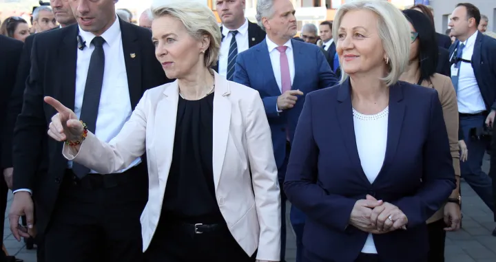 Predsjednica Evropske komisije Ursula von der Leyen i predsjedavajuća Vijeća ministara BiH Borjana Krišto svečano uručile ključeve 27 stanova u Vogošći korisnicima Regionalnog programa stambenog zbrinjavanja./Senad Gubelić
