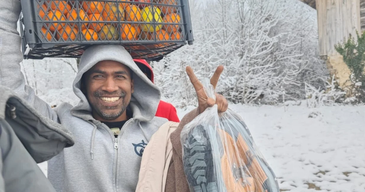 SOS Balknaroute - donatori im obezbijedili odjeću i voće/