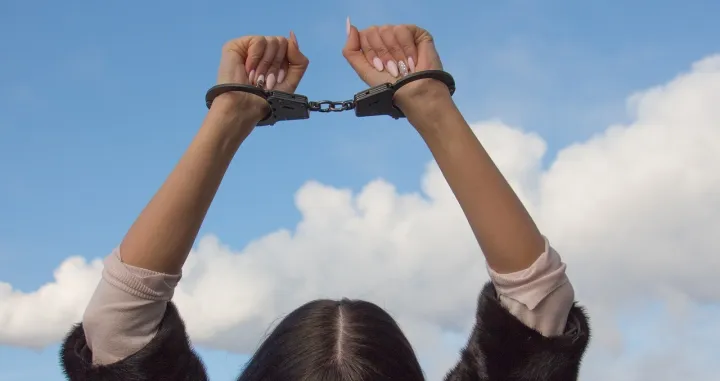 uhap&scaron;ena žena, djevojka, lisice/Pixabay