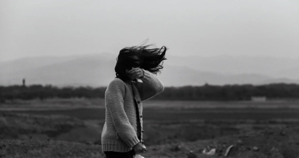 djevojka, žena, pu&scaron;e vjetar/Unsplash