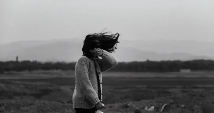 djevojka, žena, pu&scaron;e vjetar/Unsplash