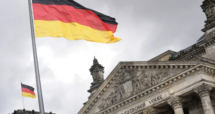 epa09477884 (FILE) - German national flags fly in front and ontop of the 'Reichstag' building hosting the German 'Bundestag' parliament in Berlin, Germany, 03 October 2017 (re-issued 20 September 2021). Germany will hold general elections on 26 September 2021. EPA/FELIPE TRUEBA *** Local Caption *** 53807165/Felipe Trueba