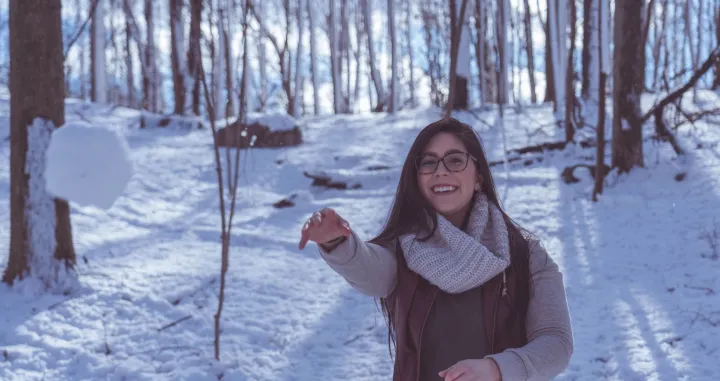 žena, djevojka, snijeg, zima, grudva, igra, osmijeh, radost/Unsplash