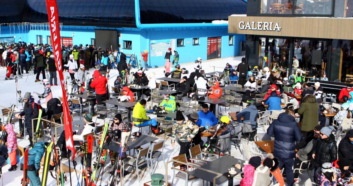 Gužva na Jahorini najbolje pokatzuje koliko su se mnogi zaželjeli snijega i skijanja/Muhamed Tunović