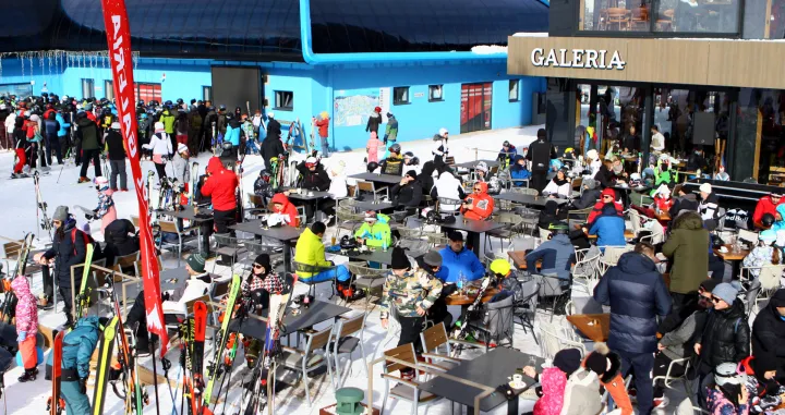 Gužva na Jahorini najbolje pokatzuje koliko su se mnogi zaželjeli snijega i skijanja/Muhamed Tunović