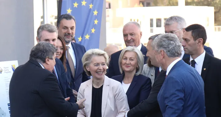 Predsjednica Evropske komisije Ursula von der Leyen i predsjedavajuća Vijeća ministara BiH Borjana Krišto svečano uručile ključeve 27 stanova u Vogošći korisnicima Regionalnog programa stambenog zbrinjavanja./Senad Gubelić