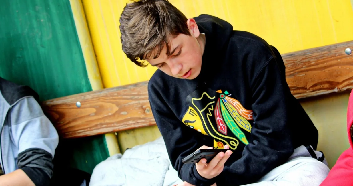 telefoni, mladi, djeca i mobiteli/Pixabay