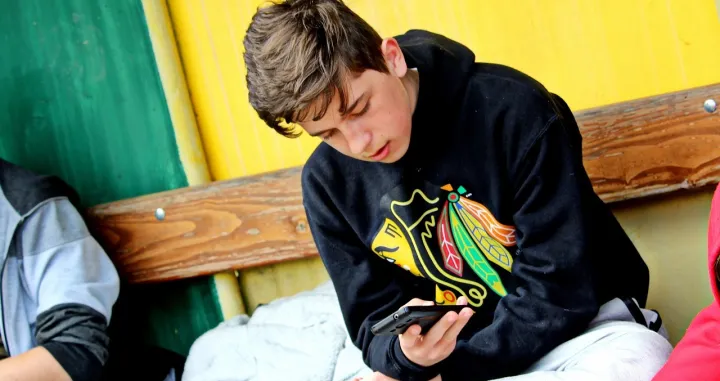 telefoni, mladi, djeca i mobiteli/Pixabay