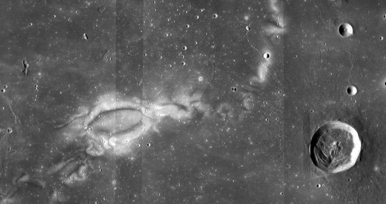 Stijene visoke metar otkrivene u radu nalaze se u blizini kratera Reiner K u oblasti "Reiner Gamma", koja ima magnetnu anomaliju./