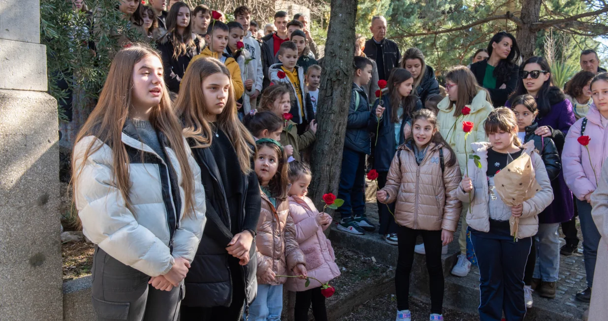 Stogodi&scaron;nji pomen Aleksi &Scaron;antiću (Aleksa &Scaron;antić), SPKD Prosvjeta Gradski odbor Mostar i SPKU Gusle, srpsko pravoslavno groblje Bjelu&scaron;ne u Mostaru/Spkd Prosvjeta