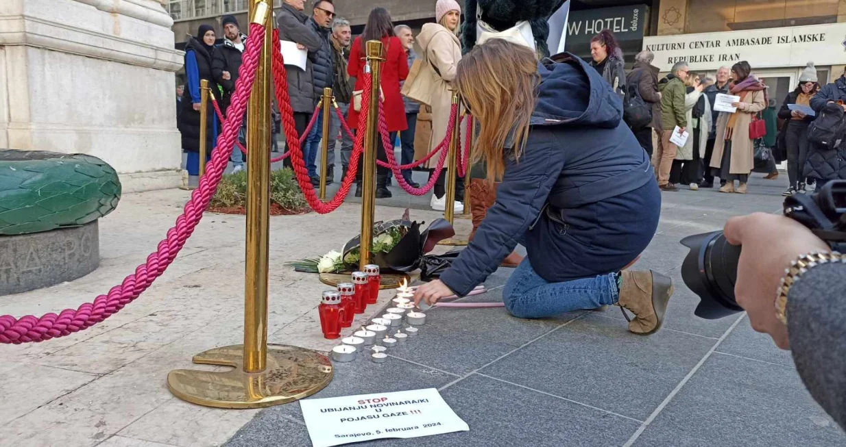 Zapaljene svijeće, odata počast ubijenim novinarima/novinarkama u Pojasu Gaze (Palestina), Vječna vatra, Udruženje BH novinari, IFJ/Edin Barimac