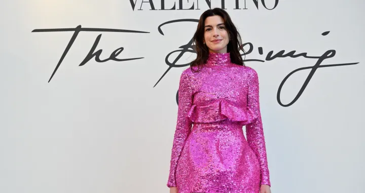 epa10060358 US actress Anne Hathaway, arrives prior to the Haute Couture Fall/Winter 2022/23 collection preview by Italian label Valentino on Spanish Steps, downtown Rome, Italy, 08 July 2022. EPA/ETTORE FERRARI/Ettore Ferrari