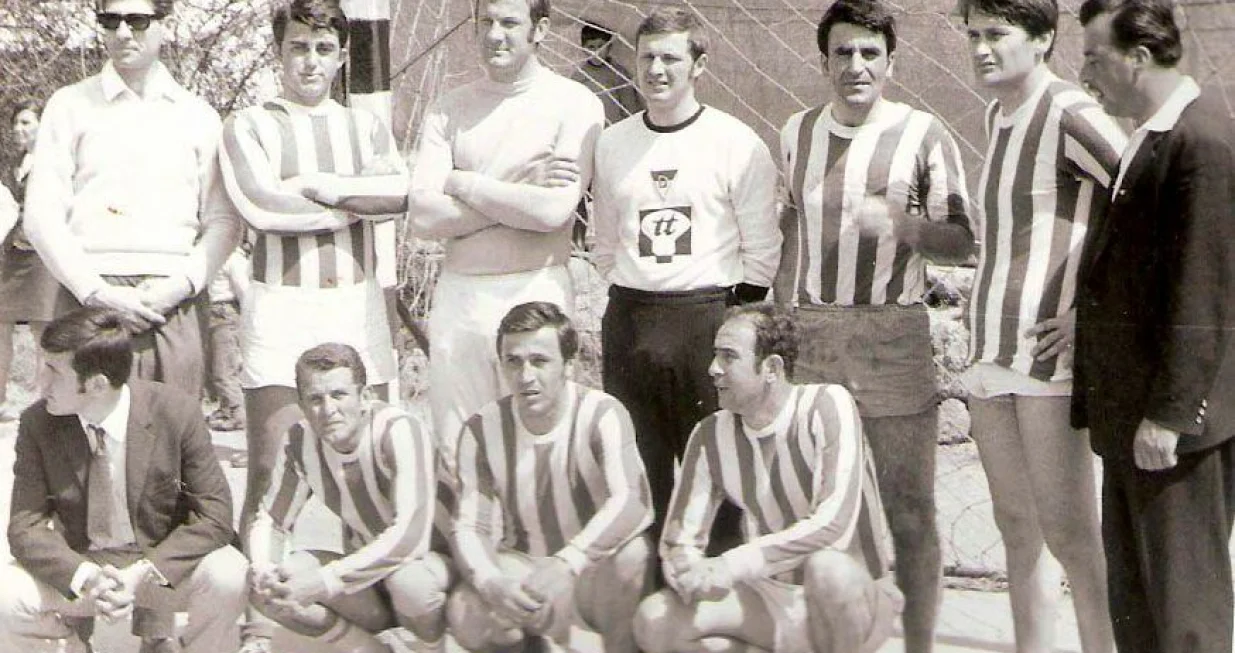 RK Derventa sa Jusufbegovićem (prvi s lijeve strane u gornjem redu) i reprezentativcima Arslanagićem i Kostićem/