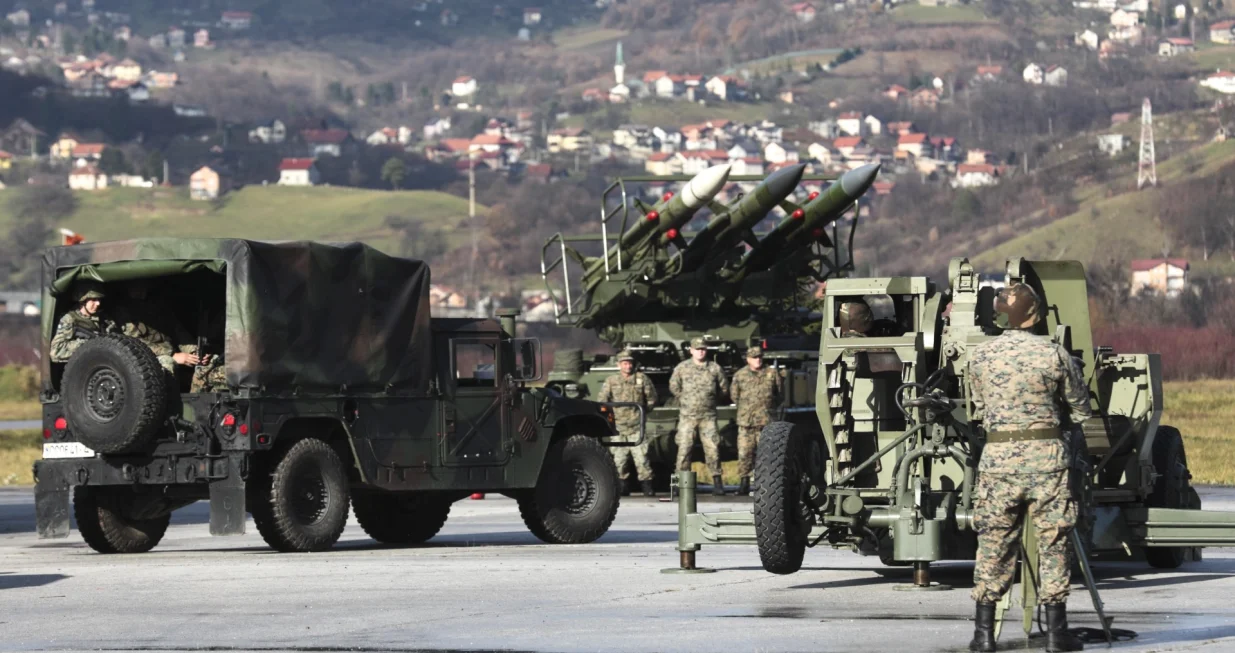 Sarajevo, BiH - 29. novembar 2019:<br>U kasarni Rajlovac u Sarajevu danas je u prisustvu predsjedavajućeg Predsjedni&scaron;tva Željka Kom&scaron;ića upriličeno svečano postrojavanje komandi i jedinica Oružanih snaga BiH povodom obilježavanja 14. godi&scaron;njice OS BiH i 1. decembra - Dana OS BiH. (Samir Yordamovi&ccedil; - Anadolu Agency)/Samir Yordamovi&ccedil;