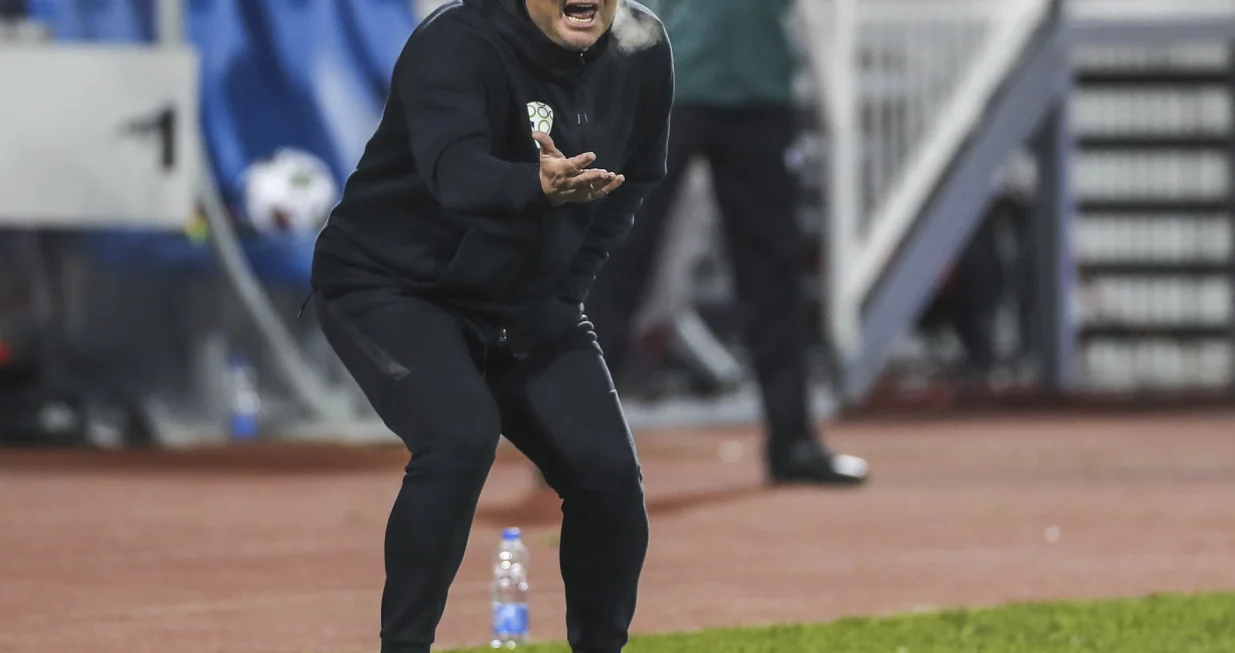 epa08736477 Slovenian head coach Matjaz Kek reacts during the UEFA Nations League, League C, group 3 match, between Kosovo and Slovenia in Pristina, Kosovo, 11 October 2020. EPA/VALDRIN XHEMAJ