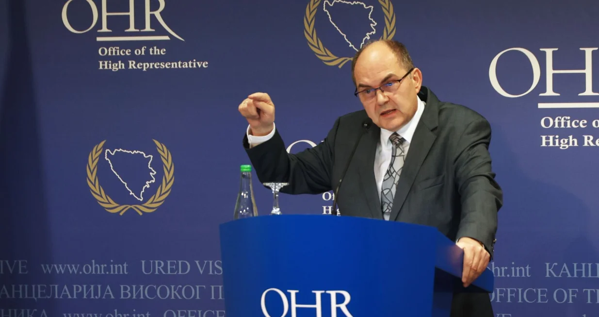 SARAJEVO, 19. decembra (FENA) &ndash; Visoki predstavnik u Bosni i Hercegovini Christian Schmidt pozvao je političke odnsno parlamentarne strukture u BiH da u kratkom roku usvoje tehničke izmjene izbornog zakonodavstva zemlje radi pobolj&scaron;anja integriteta izbornog procesa; u protivnom, nametnut će ih on koristeći ovlasti. (Foto FENA/Almir Razić)/Fena