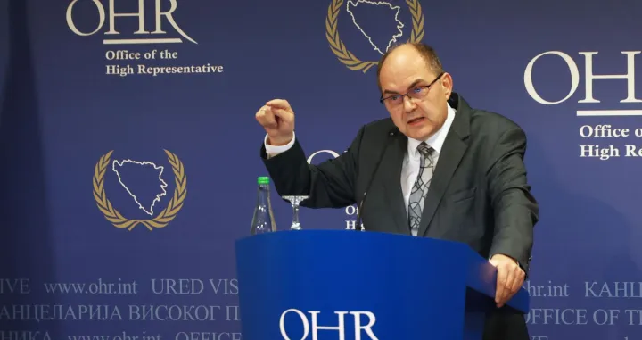 SARAJEVO, 19. decembra (FENA) &ndash; Visoki predstavnik u Bosni i Hercegovini Christian Schmidt pozvao je političke odnsno parlamentarne strukture u BiH da u kratkom roku usvoje tehničke izmjene izbornog zakonodavstva zemlje radi pobolj&scaron;anja integriteta izbornog procesa; u protivnom, nametnut će ih on koristeći ovlasti. (Foto FENA/Almir Razić)/Fena