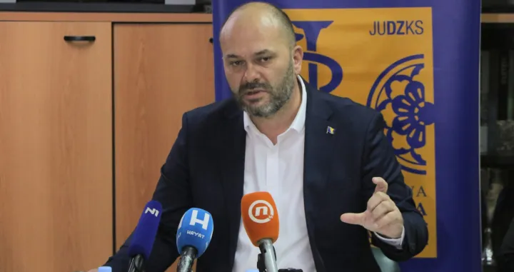 Izvje&scaron;tajna press konferencija JU Dom zdravlja Kantona Sarajevo &nbsp;"Izvje&scaron;taj o radu sa presjekom trenutnog stanja u ustanovi ".Novinarima će se obratiti generalni direktor JU Dom zdravlja KS Abel Baltić/Senad Gubelić