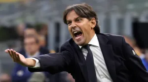 epa10218257 Inter Milan's coach Simone Inzaghi reacts during the Italian Serie A soccer match between Inter Milan and AS Roma in Milan, Italy, 01 October 2022. EPA/MATTEO BAZZI/Matteo Bazzi