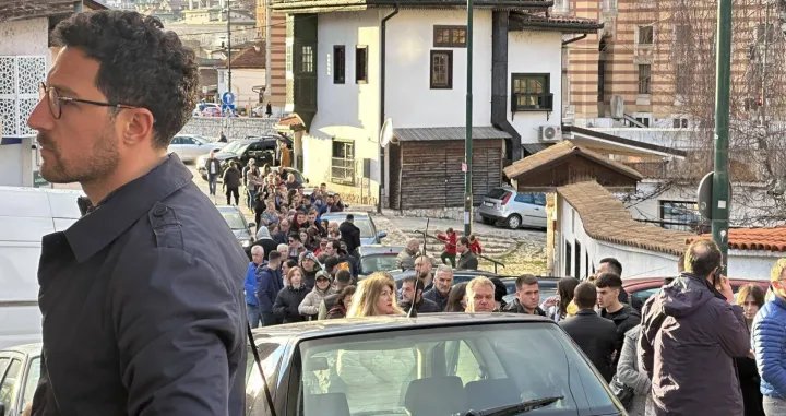 Građani u redovima za somune, ramazana, somuni, pekara Alifakovac, iftar/Amir Papić/