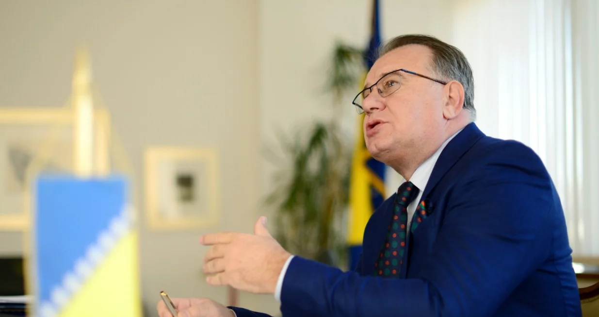 Nermin Nik&scaron;ić/                  