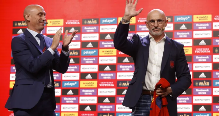 epa10361868 Luis de la Fuente (R), new head coach of the Spanish national soccer team, is applauded by Spanish Royal Soccer Federation (RFEF) president Luis Rubiales during his presentation at a press conference in Las Rozas, Madrid, Spain, 12 December 2022. De la Fuente replaces Luis Enrique after the team was knocked out by Morocco at ther FIFA World Cup Qatar 2022. EPA/JUAN CARLOS HIDALGO