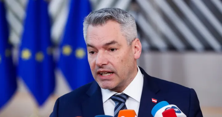 epa10366883 Austria's Chancellor Karl Nehammer talks to the media as he arrives for a European Council in Brussels, Belgium, 15 December 2022. EU leaders will meet in Brussels on the day to discuss Russia's war against Ukraine, energy and economy, security and defense issues as well as the EU's southern neighborhood and external relations. EPA/STEPHANIE LECOCQ/Stephanie Lecocq
